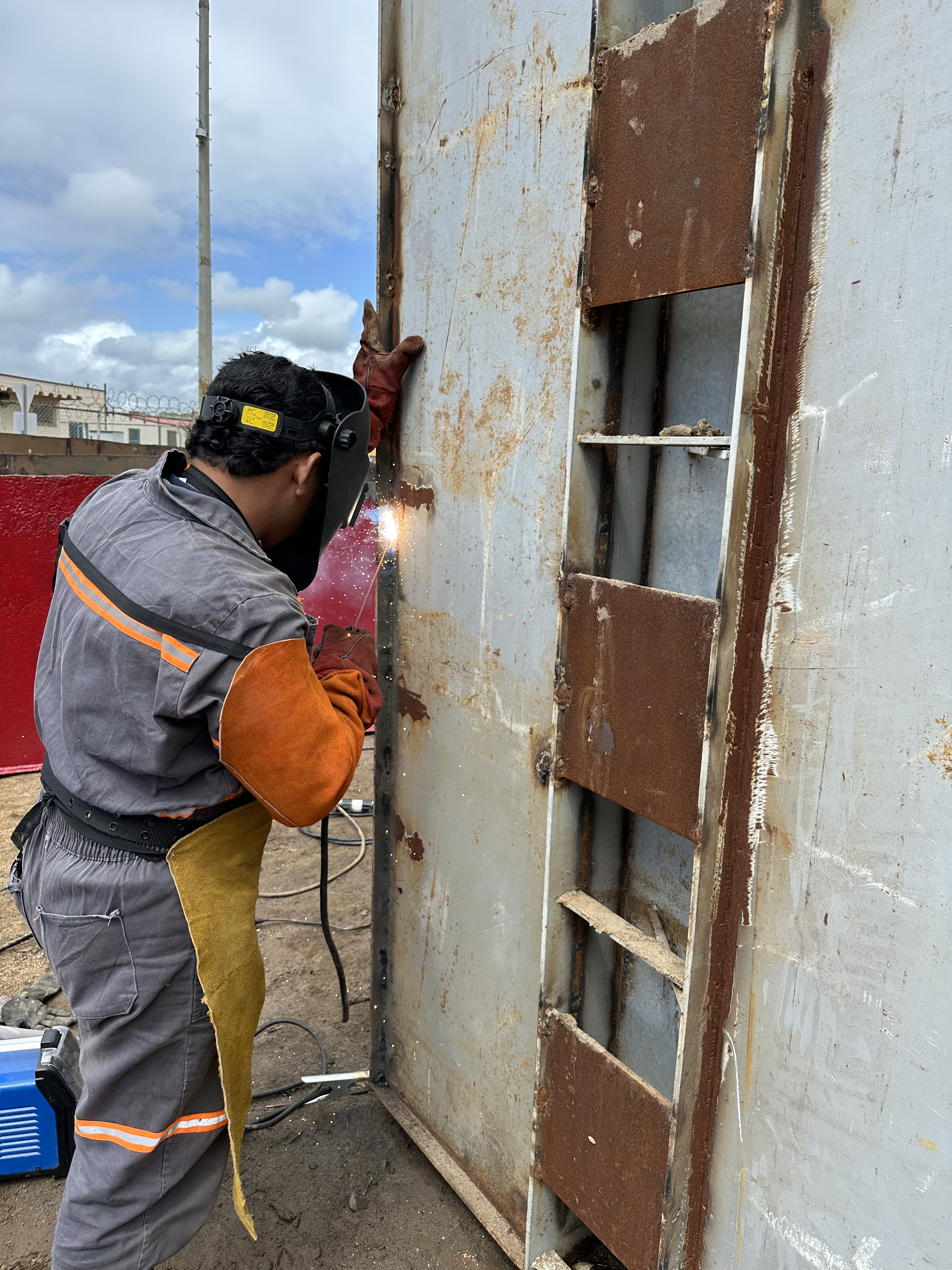 Soldador Corporativo Caonsa trabajando en artefactos marítimos